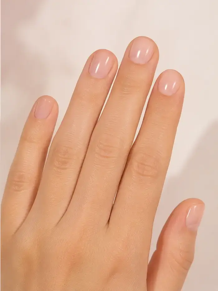 Unhas naturais protegidas com banho de gel